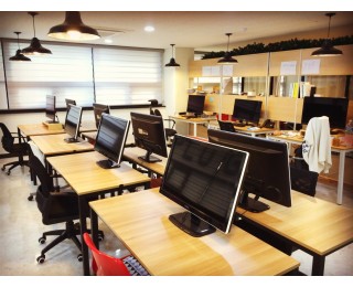 뱅뱅사거리에 위치한 공유 사무실입니다. 벤처 회사가 입주해 있습니다.