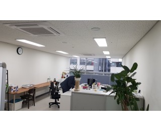 문정역에서 5분거리 사무실(큰책상 1제공) 공유 하실분 찾습니다!