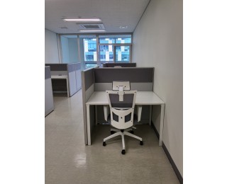 각자의 파티션이 있는 쾌적한 사무실