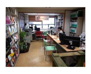 사무실 쉐어 구합니다.