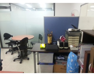 제가 쓰던 책상 사용 하시면 됩니다 - 전 다른 프로젝트 라 비어 있습니다