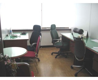 5평 총책상4개중 2개를 쉐어합니다