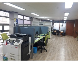 충무로역 7-8분거리 한옥마을 후문 옆 사무실 쉐어합니다.
