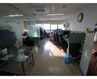 넉넉하고 깔끔한 사무실 쉐어