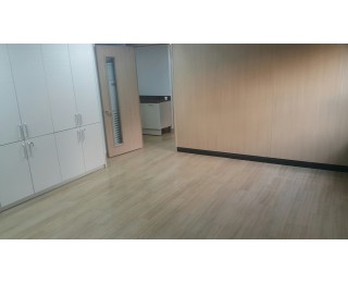 안녕하세요 양재역 도보 3분 거리에 위치한 사무실입니다. 함께 사무실 쓰실 3분 구합니다