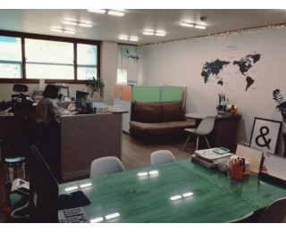 과천정부청사 11번출구 1분거리에있는 사무실입니다.