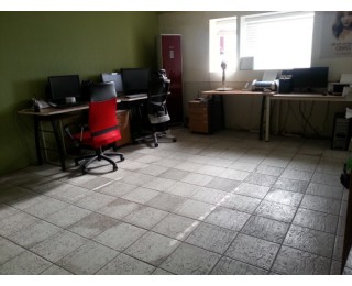 신사동 가로수길 이면 도로 이쁜 사무실입니다.