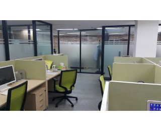 통유리로 사무실이 분류 각각 공간에서 근무 할수 있습니다