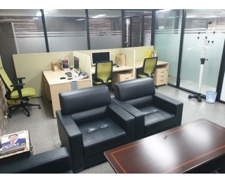 사무실 넓고 유리벽으로 칸이 나누어져 있어 각각 사무실처럼 이용가능