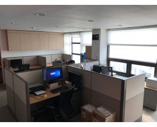 서초역 근처 (서초중학교 후문 방향, 서초사거리)  일반 사무실입니다.