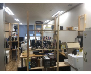 [통임대가능] 실평수14평 판교도서관 사거리 부근 빌딩 사무실 쉐어(ㄱ자형 넓은 책상 제공)