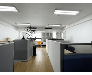 을지로 3가역 부근의 조용한 사무실입니다.