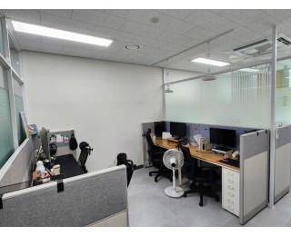 금정역 5분거리 가까운 18층 사무실 1인 자리 공유합니다.