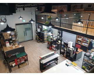 2층으로 구성된 카페같은 디자인사무실입니다. 복층,개방형,사업자가능