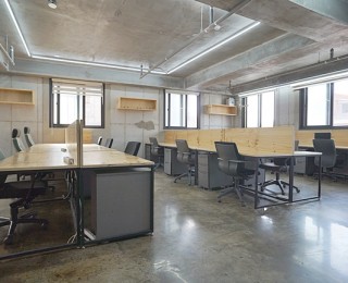 공원이 바로 옆인 드라마에 나왔던 인더스트리얼한 분위기의 집중하기 좋은 쾌적한 공간입니다.(14만~/월) ^^