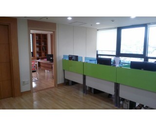 선릉역5번 출구 1분 거리 사무실 공유합니다.