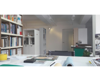 사무실 내 별도 1~2 인 공간  공유합니다.