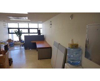 서울 마곡 쇼핑몰 사무실 쉐어. 전용공간 1.5평  고층 건물 창측 뷰 좋음. 냉난방 시스템 완비. 택배 출고 테이블 공유. 3명 모집.