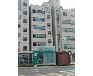 5호선 화곡역 5분거리 버스역1분거리에 있는 소호사무실로써,다양한 인실이 구비되어 있음 책상의자전기세물세 잡기등등포함됨